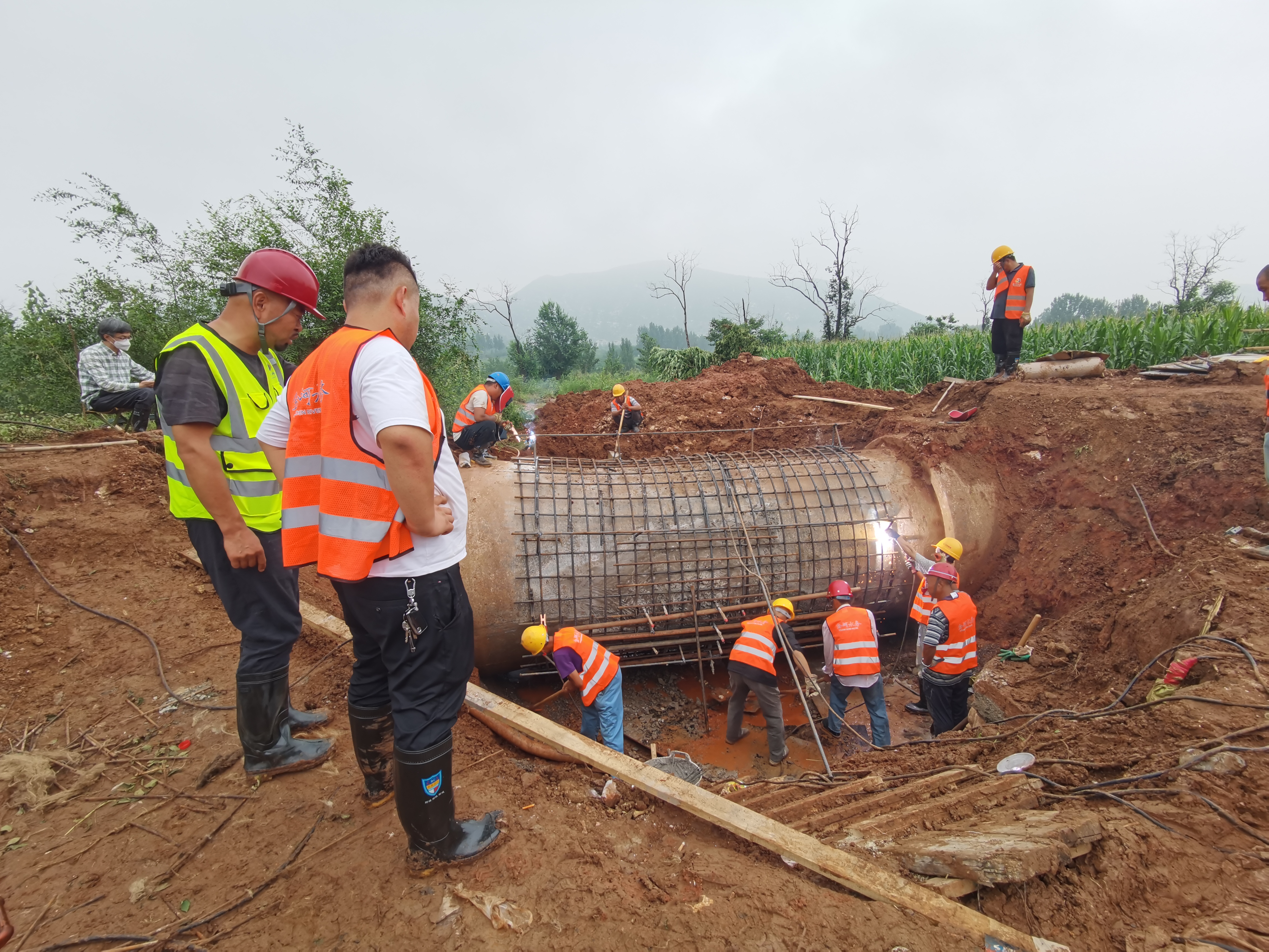 战洪峰 堵漏点 保供水 bv伟德官网集团打赢60小时抢险攻坚战