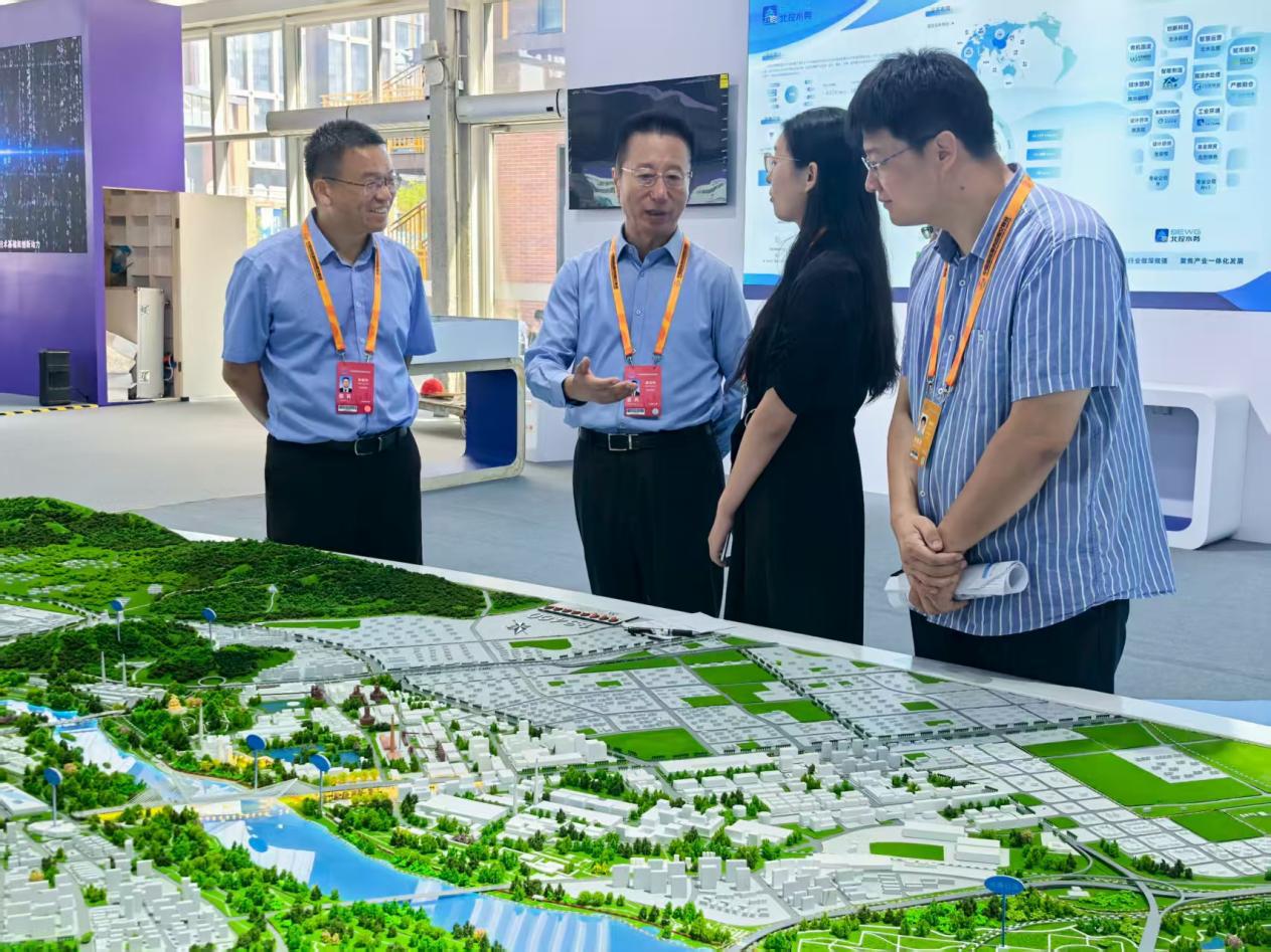 bv伟德官网集团主要领导赴服贸会“两园一河”展区检查筹备工作